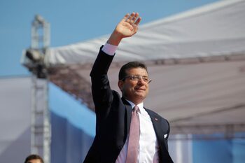 „Ce nu te distruge, te face mai puternic”. Cine este omul care l-a slăbit pe neînfricatul Erdoğan?