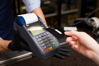 Plata cu cardul de credit a devenit un obicei periculos. De ce recomandă experții plata în numerar