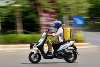 Un alt livrator străin a fost accidentat în trafic, în București. Mihai Morar a relatat întâmplarea: „Nu au niciun (…)