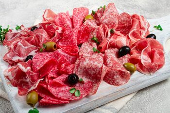 Medicii trag un semnal de alarmă cu privire la consumul record de MEZELURI din România. Care sunt „vedetele” din (…)