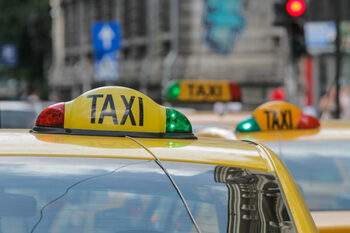 Suma fabuloasă pe care a plătit-o un NIGERIAN de 90 de ani pentru o cursă TAXI Otopeni-București
