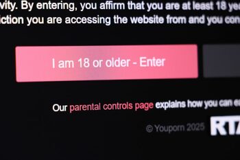 Site-urile pentru adulți, obligate să verifice vârsta utilizatorilor în Marea Britanie