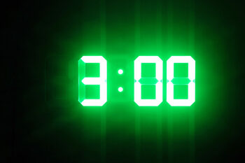 De ce ne trezim la 3 dimineața? Somnul întrerupt, obicei vechi de mii de ani