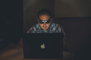 Cum a devenit țara lui James Bond „terenul de joacă” al spionilor privați scăpați de sub control. Tot ce vedem în (…)