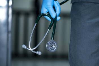 Doctoriță din Bihor, cercetată pentru o postare despre „simptome” după sex cu o persoană vaccinată
