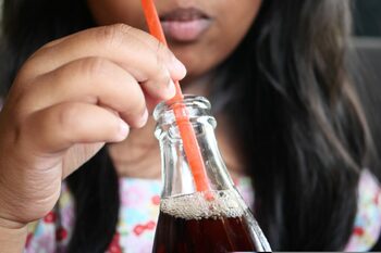 Un studiu șocant arată că recipientele de sticlă conțin mai multe microplastice decât cele de plastic