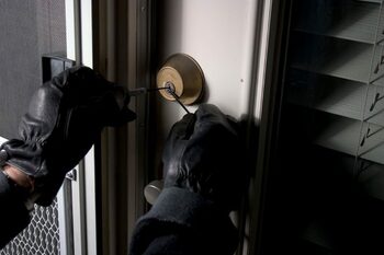 Tânăr bănuit de tentativă la tâlhărie calificată și furt, reținut de polițiștii din București