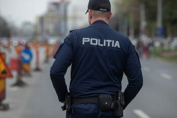 Tânăr de 20 de ani, reținut de poliţiştii din Bucureşti după ce a încercat să fure scuterul unui livrator străin