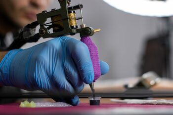 Tot mai mulți americani își șterg sau acoperă tatuajele cu simboluri neonaziste