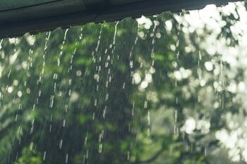 Apa de ploaie, taxată în România: De ce și cum se aplică această măsură