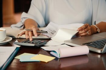 Taxele tot mai mari sufocă firmele mici și le împing spre faliment: „O să vedeți un val de insolvențe”