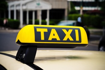 Un taximetrist a fost reținut după ce a încasat 400 de euro de la un nigerian pe o cursă Otopeni – București