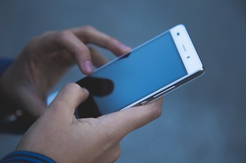 Cum ne face dopamina dependenți de telefon și de cumpărături online și cum să ne găsim echilibrul