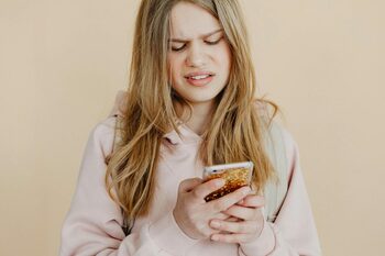 Generația Like: cum îi schimbă media digitală pe adolescenți