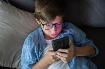 Deținerea unui smartphone la vârsta de 12 ani a fost asociată cu riscuri pentru sănătatea mintală și cea fizică