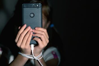 Nu telefonul este problema! De ce scad performanțele școlare ale copiilor?