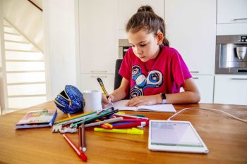 Ministrul Educaţiei a semnat ordinul care reglementează noul sistem de teme pentru acasă