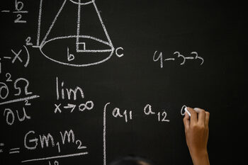 O elevă de numai 17 ani a reușit să rezolve o problemă de matematică nerezolvată timp de 45 de ani. Povestea tinerei (…)