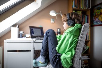 Marea Britanie lansează două studii pentru a evalua efectele blocantelor pubertății la tineri cu incongruență de gen