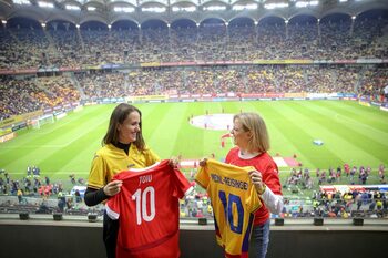 Rezista de la Externe mută diplomația pe Arena Națională. Meciul România-Austria, urmărit împreună cu omoloaga sa (…)