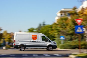 Tot mai mulți români aleg plățile digitale la livrarea cumpărăturilor (sondaj)