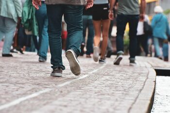 Doar câteva mii de paşi pe zi pot încetini declinul Alzheimer cu până la şapte ani