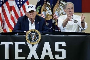 Donald Trump a vizitat comitatul Kerr devastat de INUNDAȚII: „Jelim pentru fiecare viață luată de inundații și ne (…)