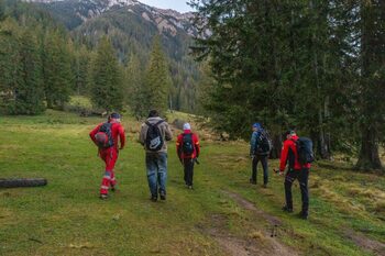Din seria „AȘA NU”: Salvamontiștii, chemați să intervină după ce un turist s-a „udat” în pădure