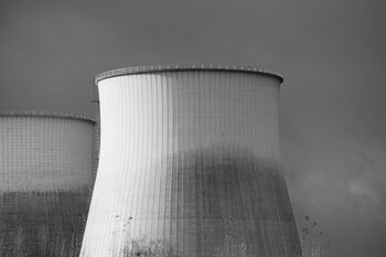 Germania renunță la energia nucleară și demolează turnurile unei centrale atomice (Video)