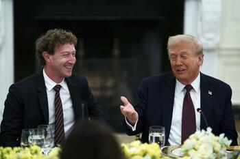 Facebook, dată în judecată de Mark Zuckerberg pentru că i-a şters contul şi l-a acuzat de fals