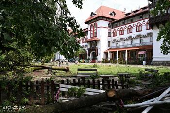 Clădiri emblematice din Sinaia, avariate în urma furtunii. Ministerul Culturii trimite o echipă de specialişti