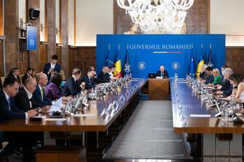 Tăieri dure la Guvern: 40% din personal concediat, demnitarii rămân fără șoferi şi mesele de după ședințe