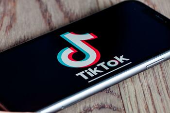 Peste 100.000 de conturi false, șterse de TikTok în Republica Moldova în ultimele două luni