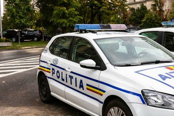 Femeie lovită peste faţă de un fost iubit într-o intersecţie din Timiş. Bărbatul a fugit
