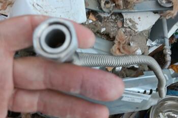 Surse: Furtunul aragazului scos şi duze înlăturate. Ipoteza sinuciderii, luată în calcul după explozia din Dej