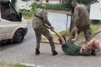 Un recrut a împușcat mortal doi instructori militari în Ucraina. Un alt bărbat a fost luat cu forța din casă