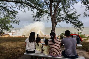 Orașul care se pregătește de ciclon: autoritățile închid aeroportul și avertizează populația