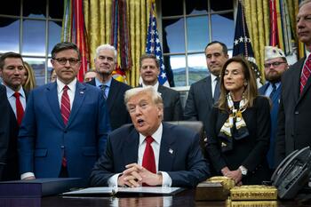 Trump vrea să fie refuzate vizele permanente pentru obezi și bolnavi cronici. Filtru medical la ambasade