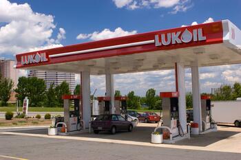 Lukoil anunță că vrea să vândă activele internaționale. Ce se va întâmpla cu rafinăria Petrotel din România