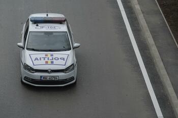 A furat o mașină de poliție și a plecat cu ea spre casă, în alt judeţ. Suspectul, un bărbat de 58 de ani
