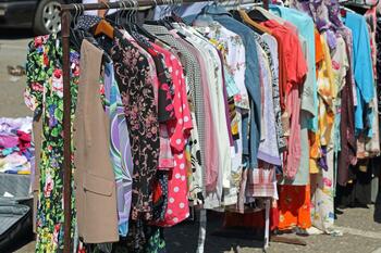 Haine second hand sau fast fashion. Avantaje, prețuri și stiluri în 2025