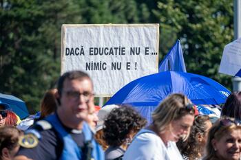 Profesorii din România câştigă cu 14% peste alţi angajaţi cu studii superioare. În OCDE, situația este inversă