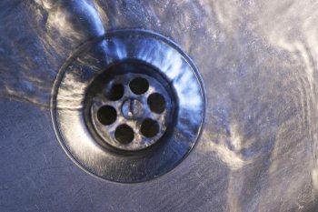 Furnizarea apei în localităţile afectate în ultimele zile, reluată vineri seară. Apa nu este potabilă