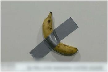Un turist a mâncat celebra banană lipită cu bandă adezivă pe un perete, în valoare de peste 6 milioane $