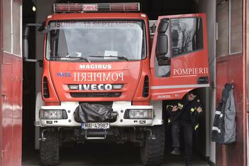 Un bărbat din Neamț a ajuns la spital cu arsuri pe 90% din corp, după ce rulota în care locuia a luat foc