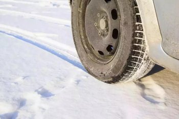 Diferenţa dintre anvelopele de iarnă şi cele de vară. Ce au în plus