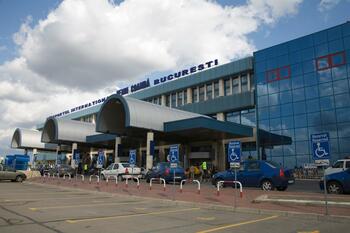 Român prins cu bani falși pe Aeroportul Henri Coandă. Bărbatul a încercat să cumpere mai multe produse cu ei