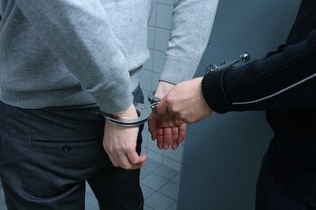 Un inspector de la Salubritatea din Sectorul 3 al Capitalei, arestat într-un dosar de lipsire de libertate, şantaj, (…)