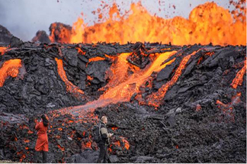 Alertă în Europa: un VULCAN a intrat în erupție pentru a 9-a oară din 2023 încoace!