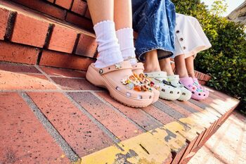 (P) Crocs România – încălțămintea ideală pentru vară